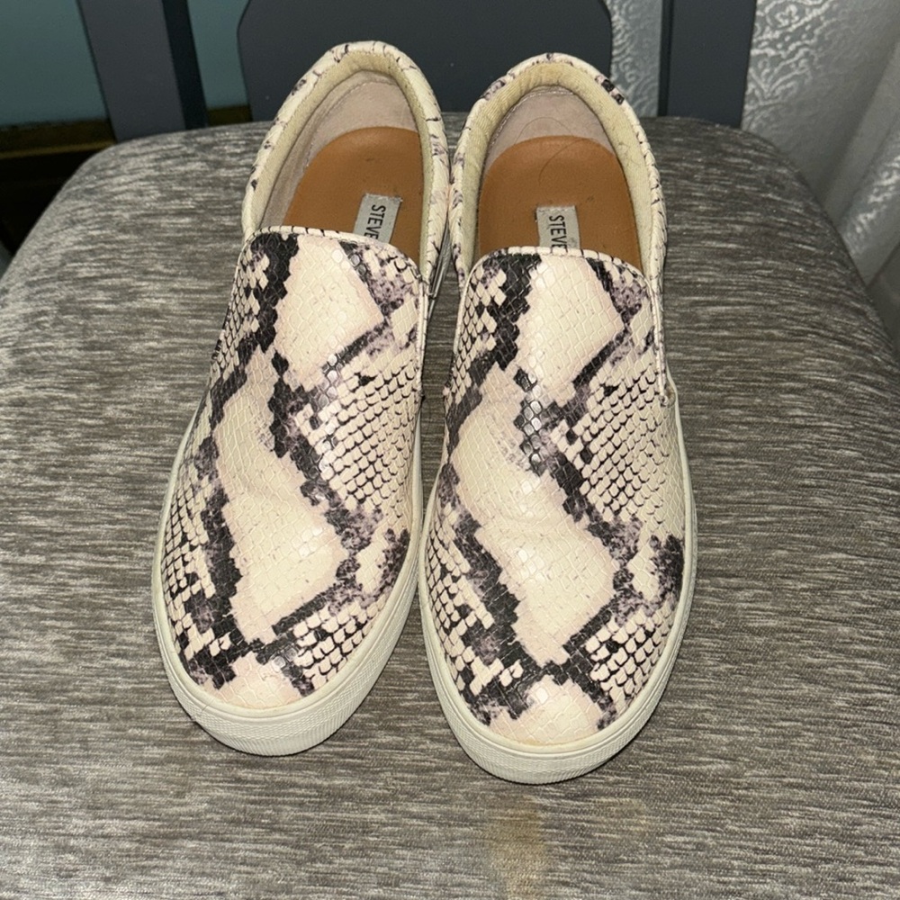 Steve Madden snake print size 8 slip on shoe